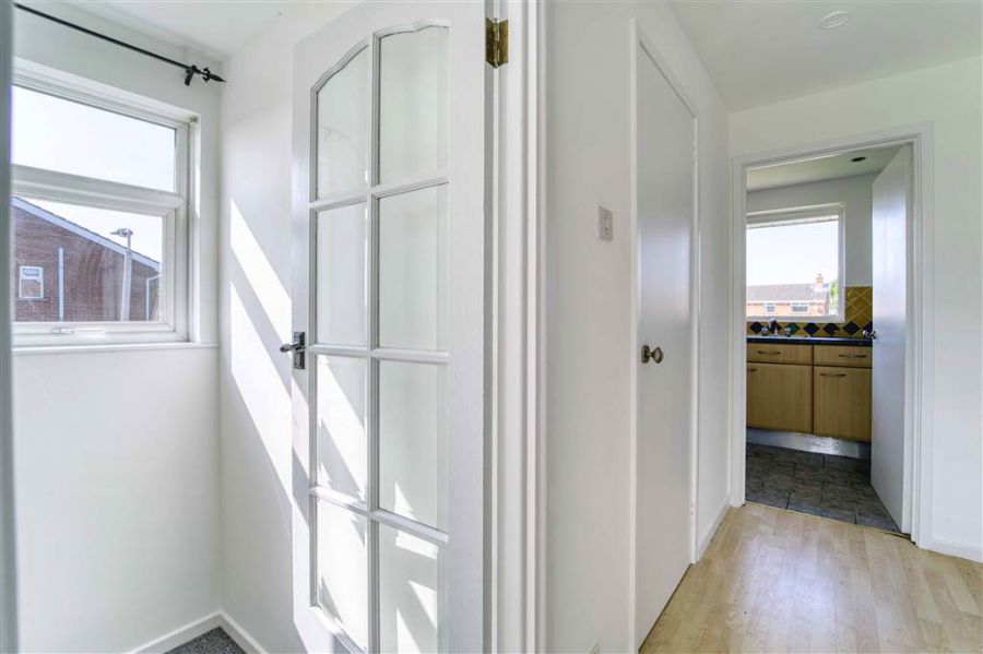 * CASH OFFERS ONLY *, 10a Ashbury Avenue