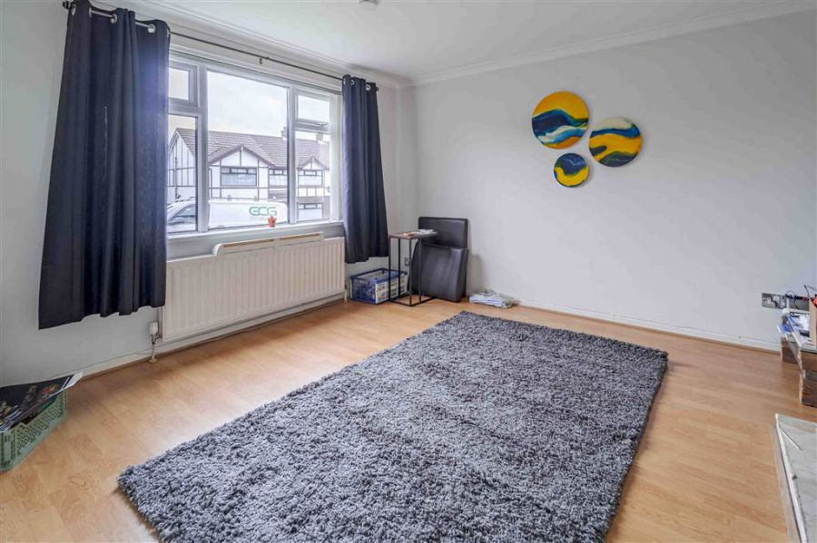 32 Eglantine Park