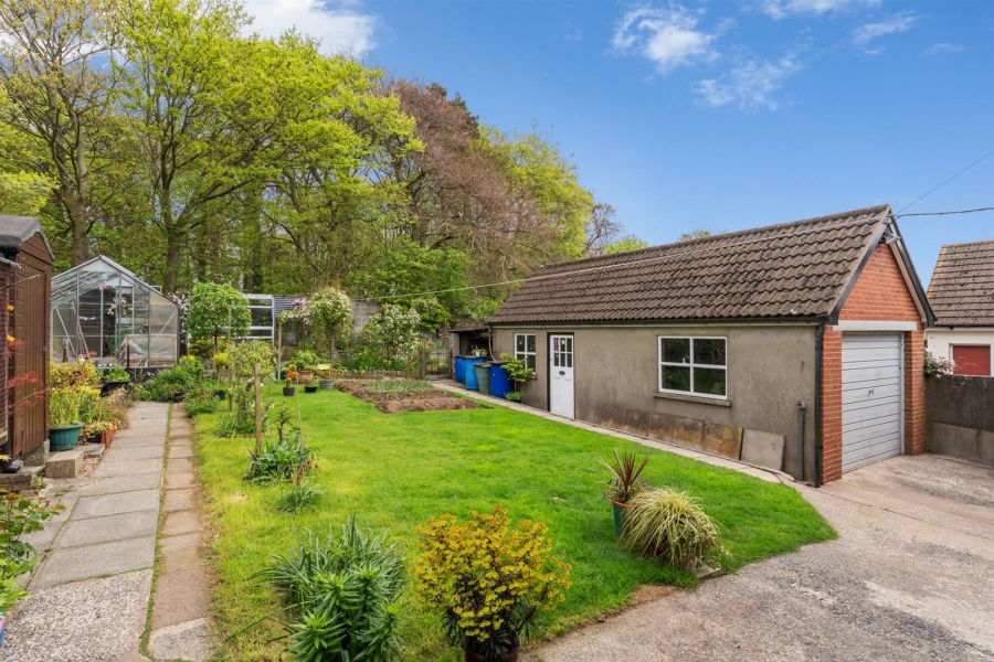 77 Abbey Park