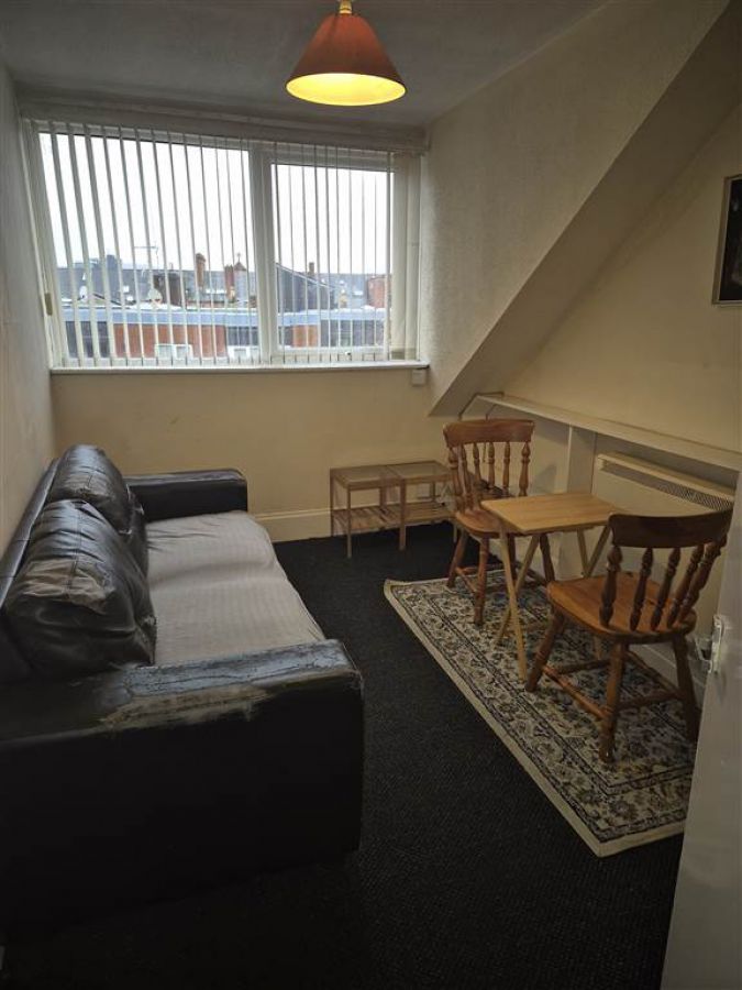 Flat 4 96 Fitzroy Avenue