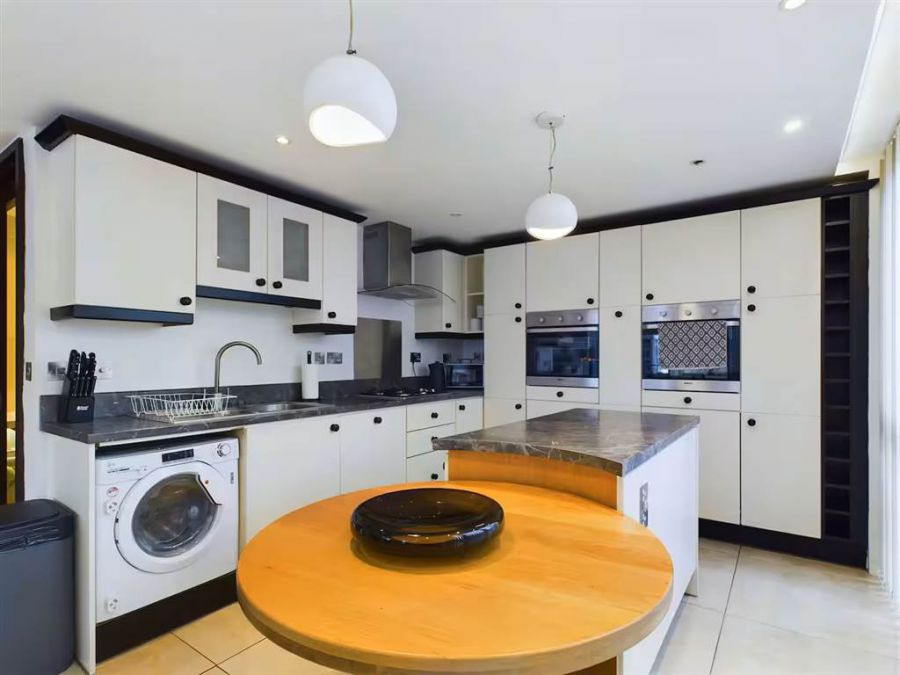 No.18 Shaftesbury Court, Penthouse Apartment
