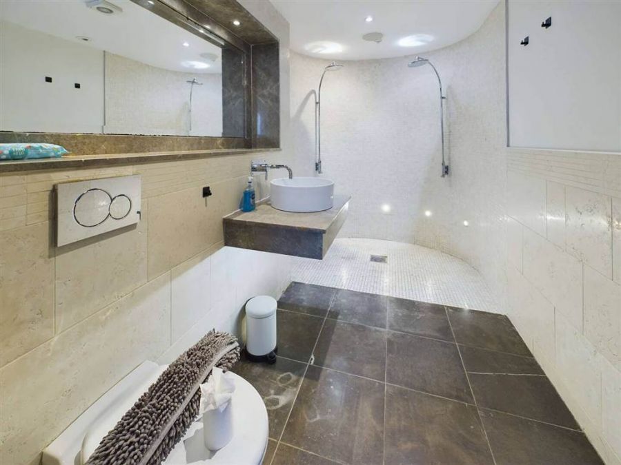 No.18 Shaftesbury Court, Penthouse Apartment