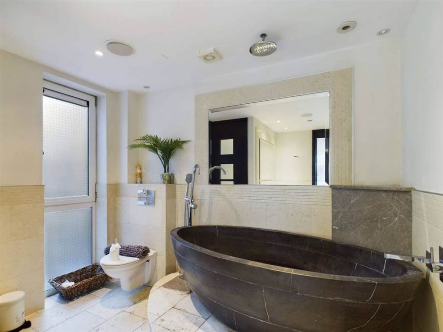 No.18 Shaftesbury Court, Penthouse Apartment
