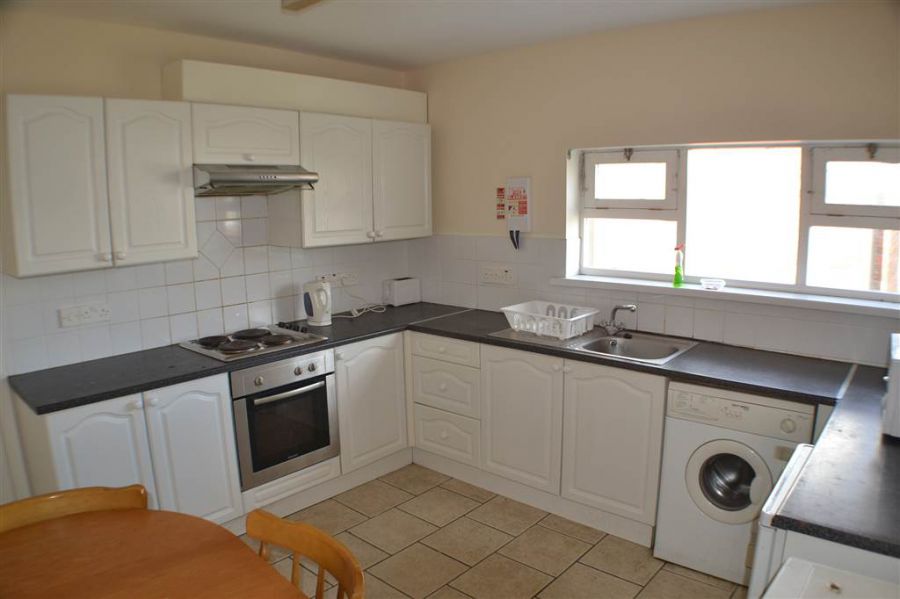 120 Eglantine Avenue, Flat 2