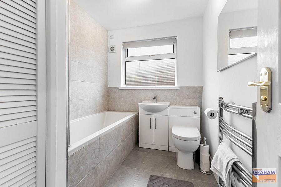 15 Thistlemount Park