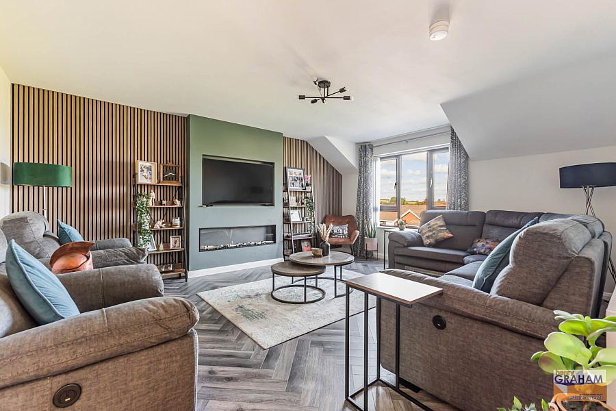 6B Woodfall Manor