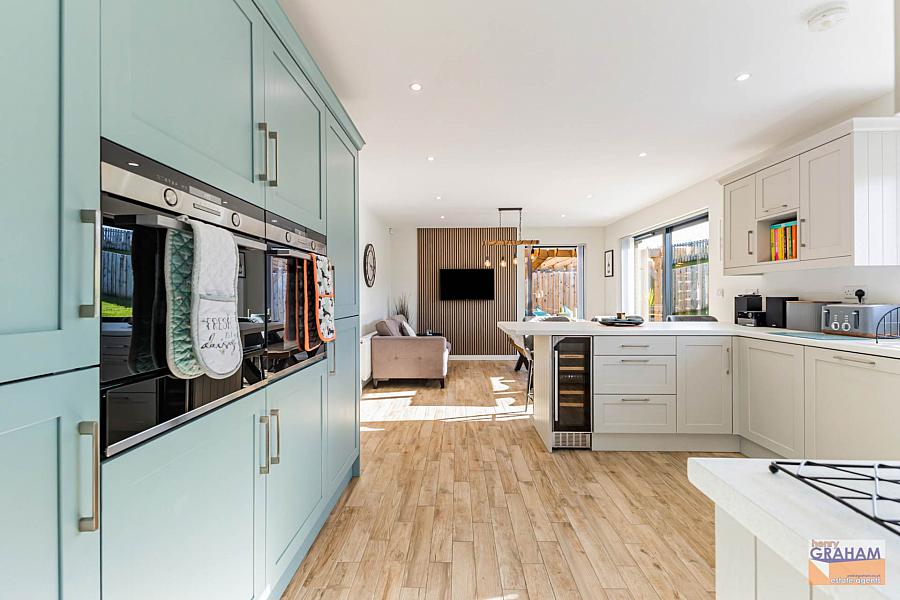 6B Woodfall Manor