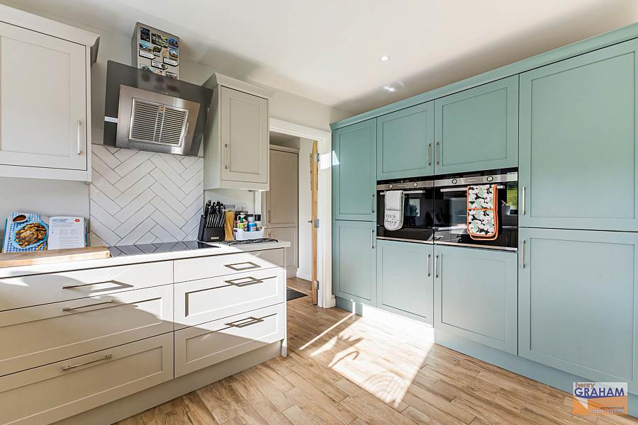 6B Woodfall Manor