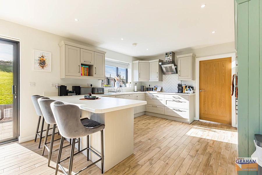 6B Woodfall Manor