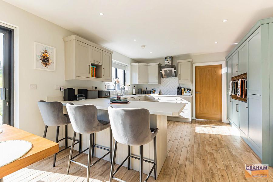 6B Woodfall Manor
