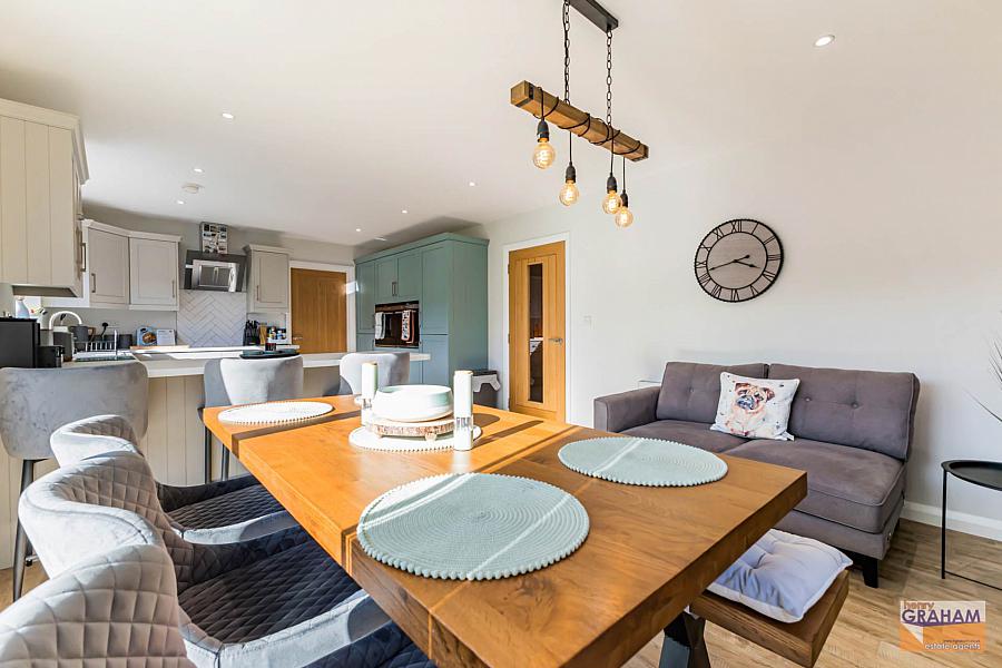 6B Woodfall Manor