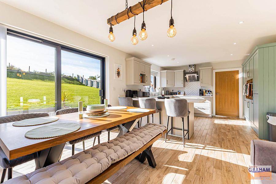 6B Woodfall Manor