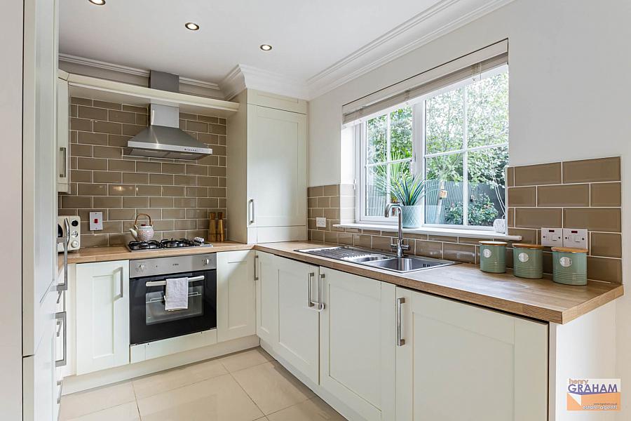 2 Holstein Close