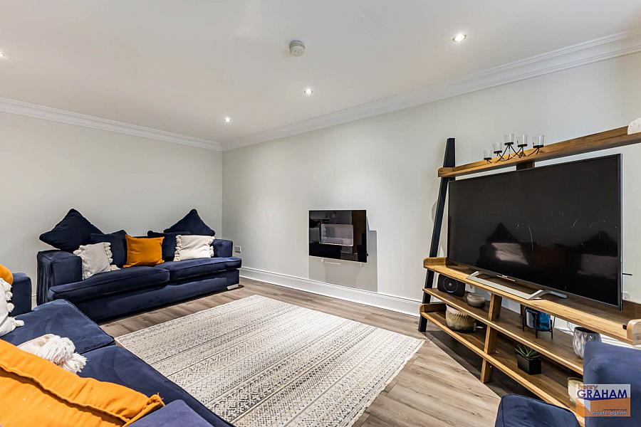 2 Holstein Close