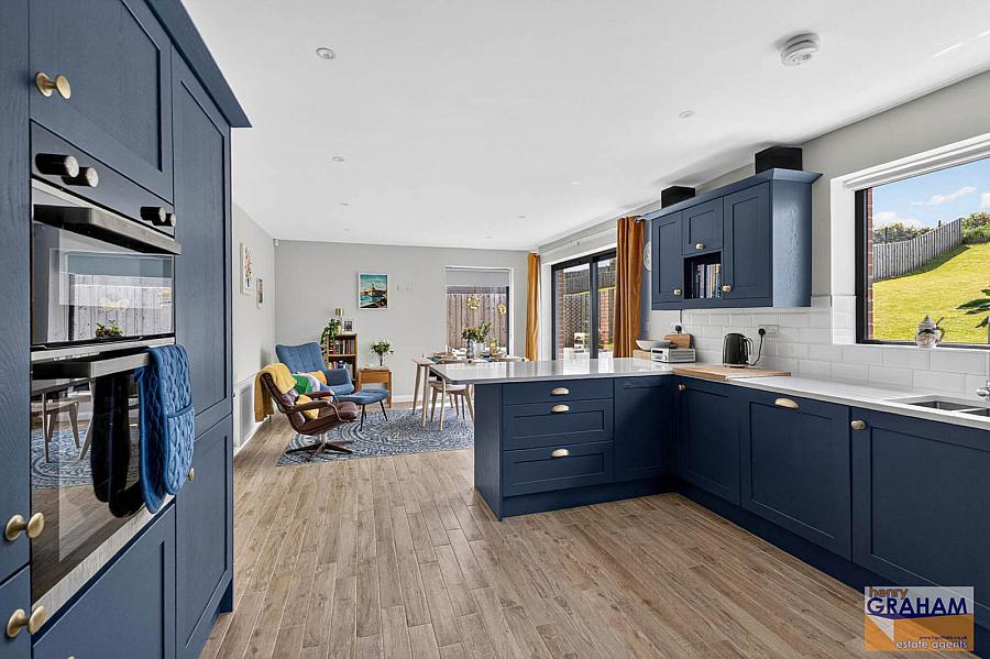6C Woodfall Manor