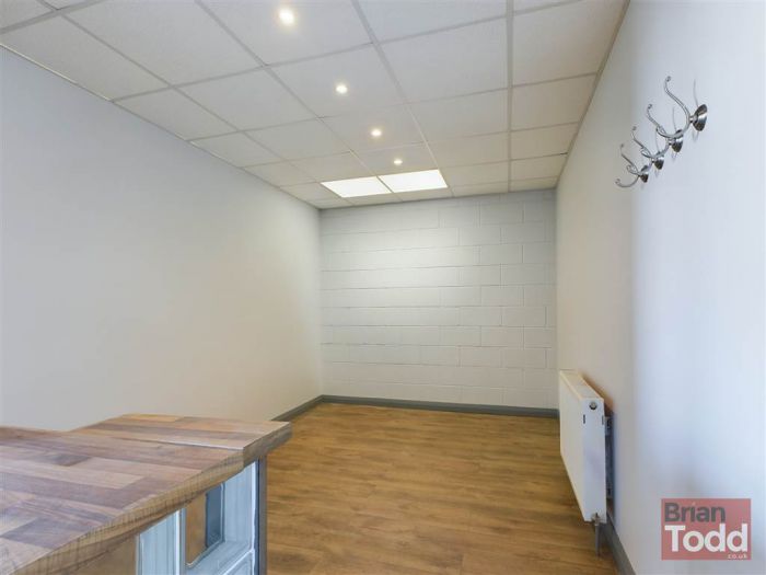 10 Redlands Crescent