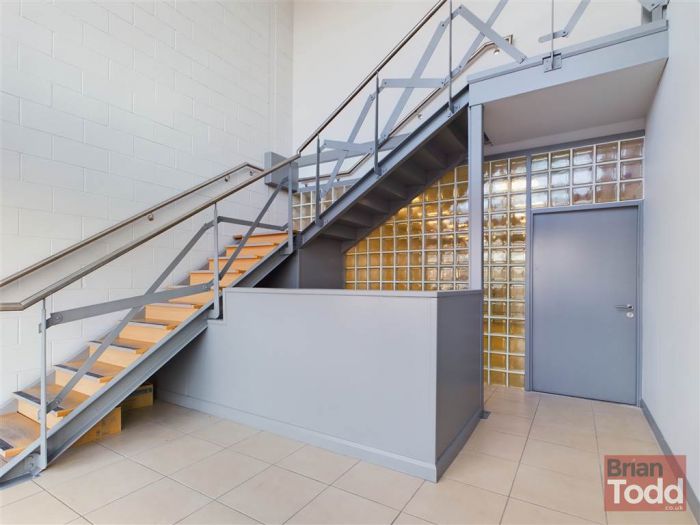 10 Redlands Crescent