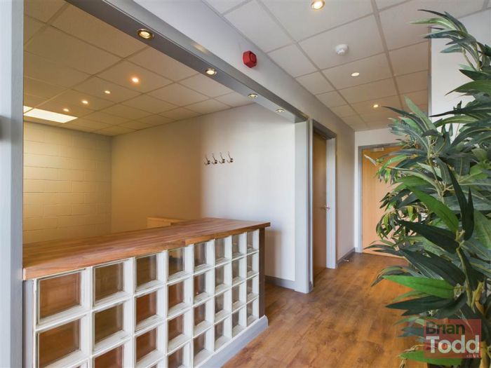 10 Redlands Crescent