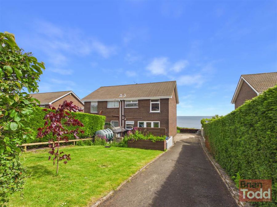 16 Cairn Grove