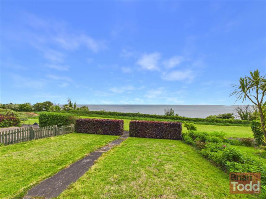 16 Cairn Grove