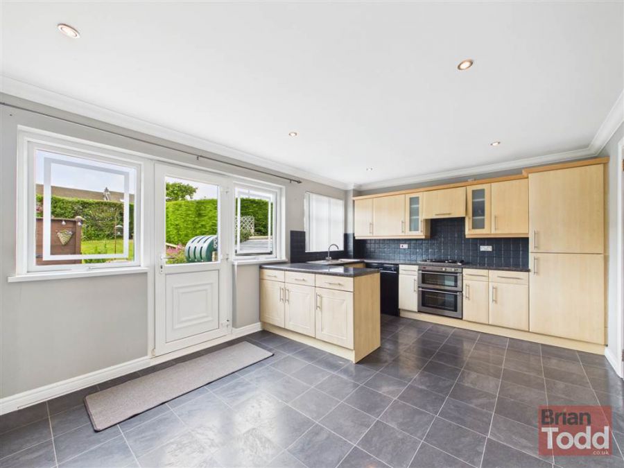 16 Cairn Grove