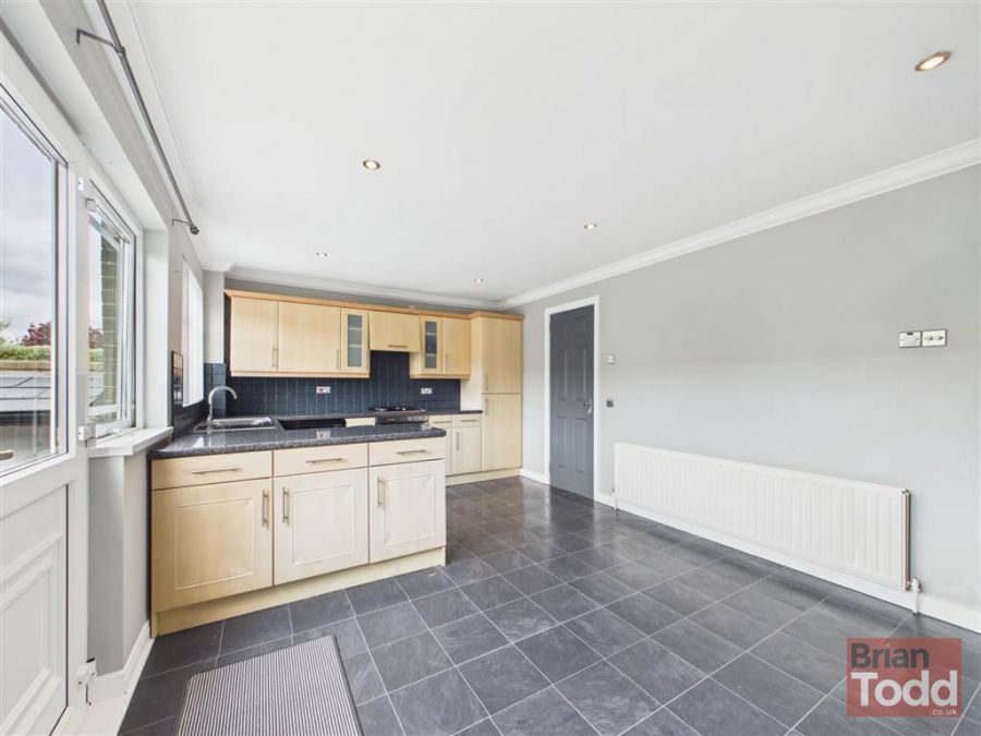16 Cairn Grove