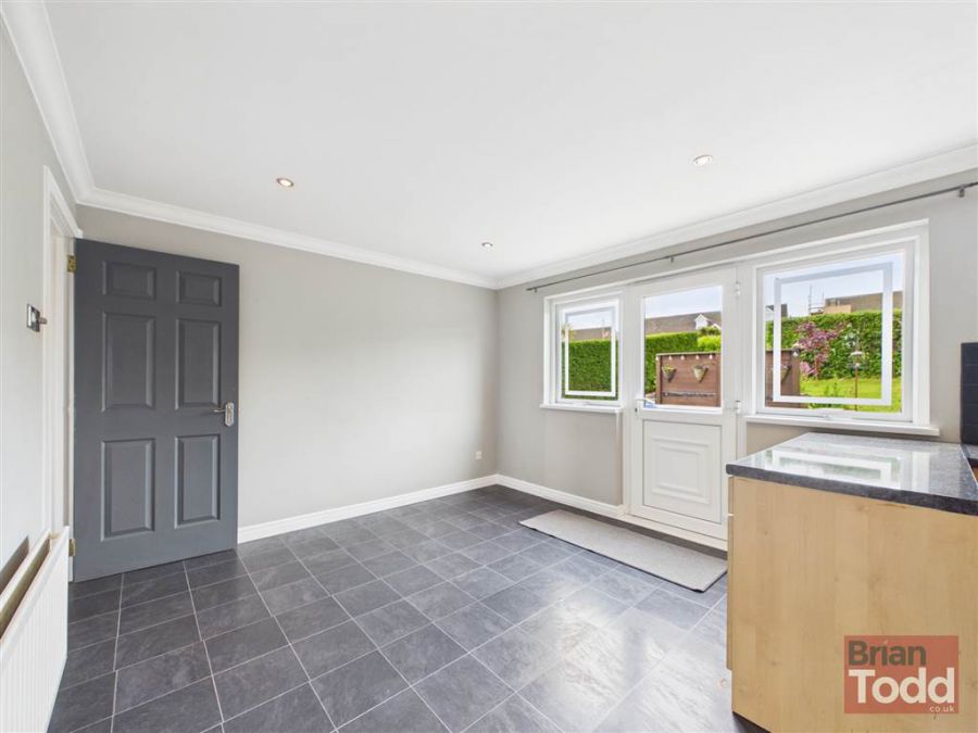 16 Cairn Grove