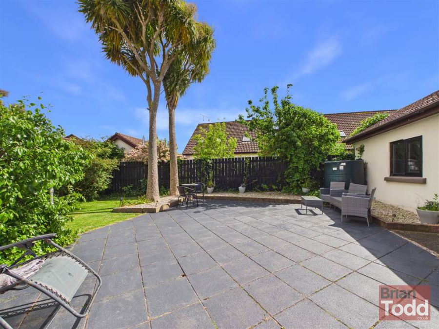 81 Croft Manor