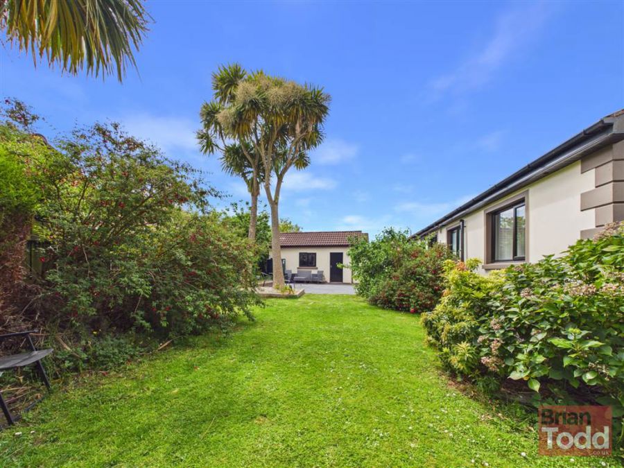 81 Croft Manor