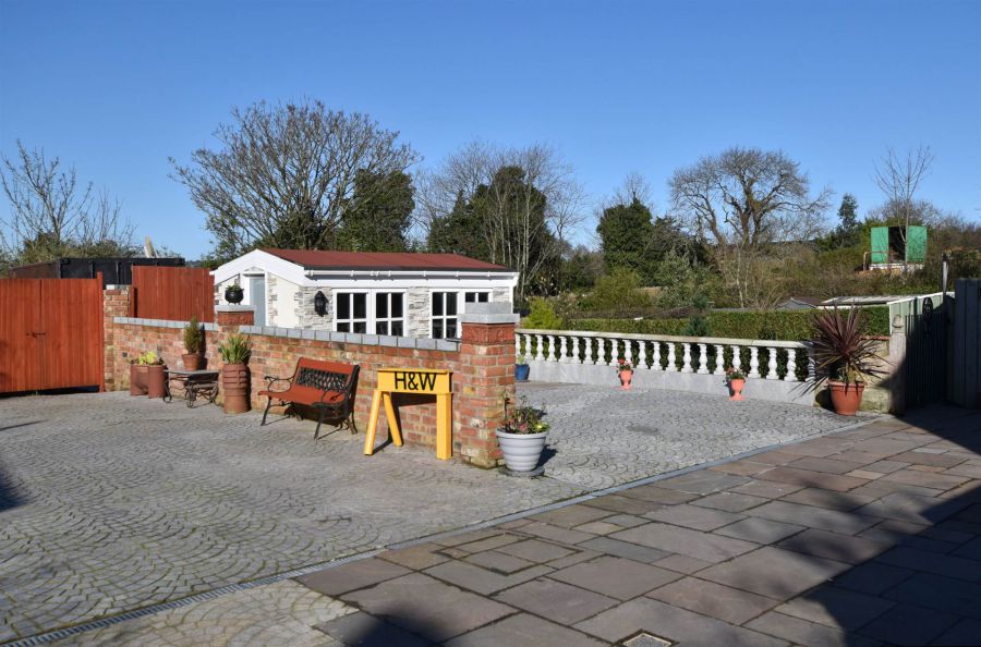 DIAMOND TERRACE, 8B Victoria Avenue