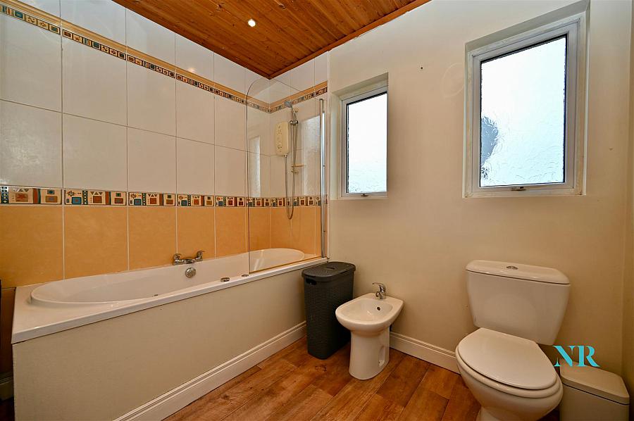 10 Ailesbury Crescent