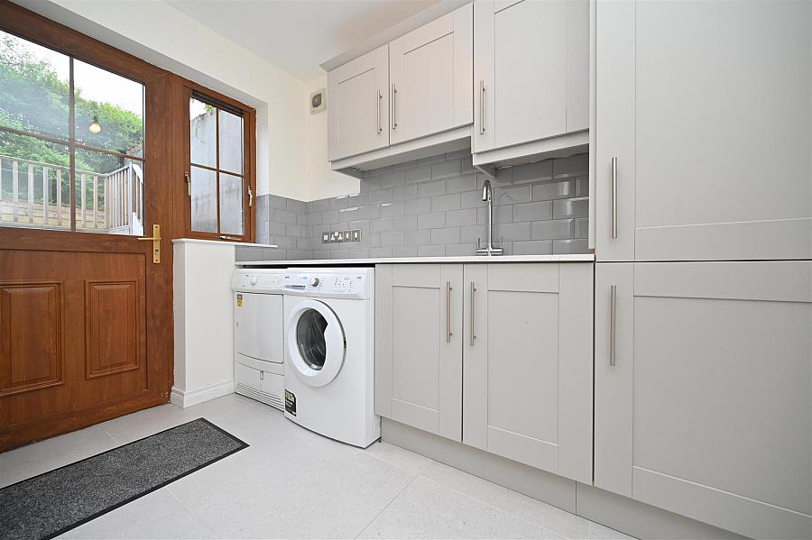 1a Knockvale Park