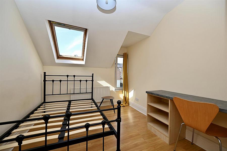 Apt 2, 17 Wellesley Avenue