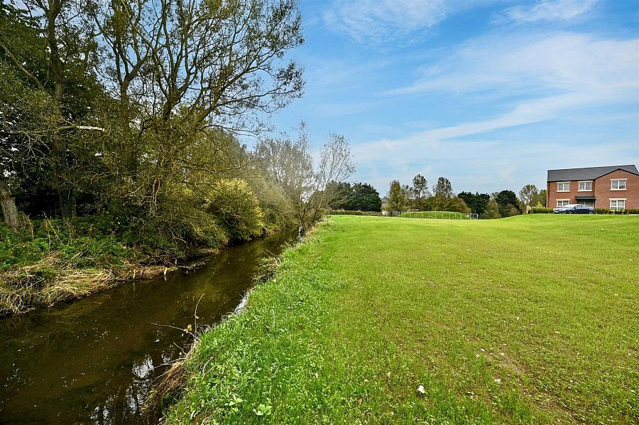 9 Castlelodge Gardens