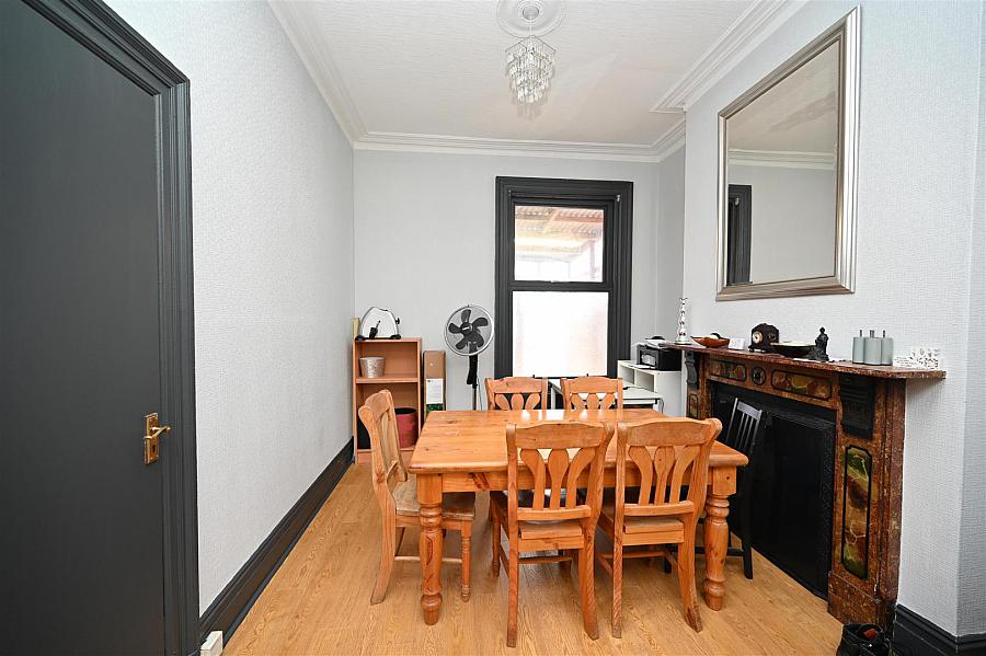 Room 8 9 Eglantine Avenue