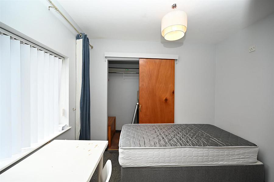 Room 8 9 Eglantine Avenue