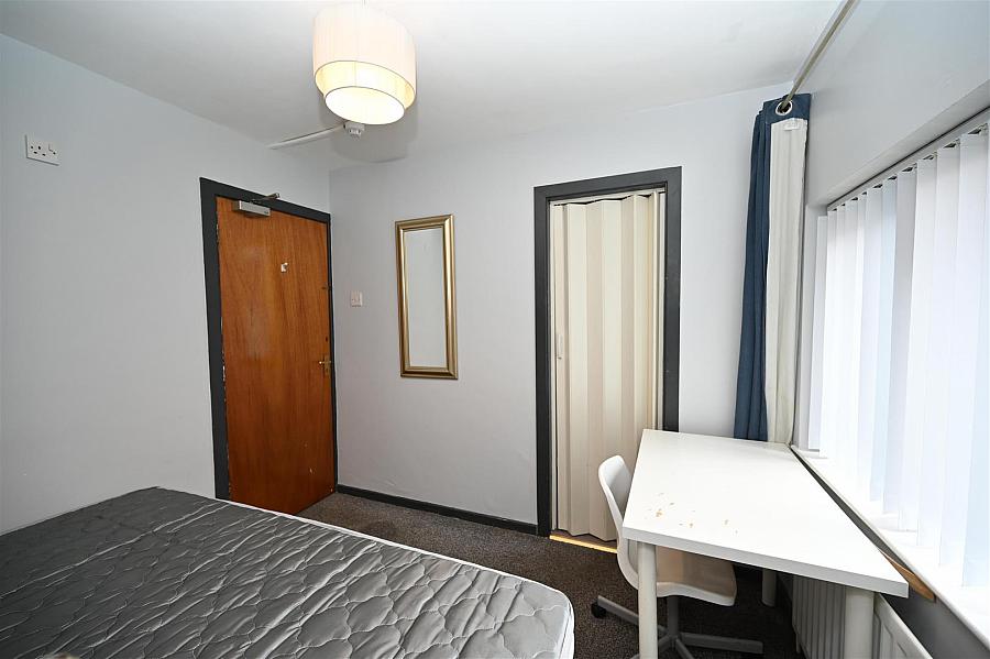 Room 8 9 Eglantine Avenue