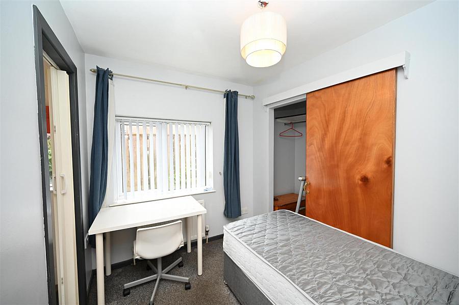 Room 8 9 Eglantine Avenue