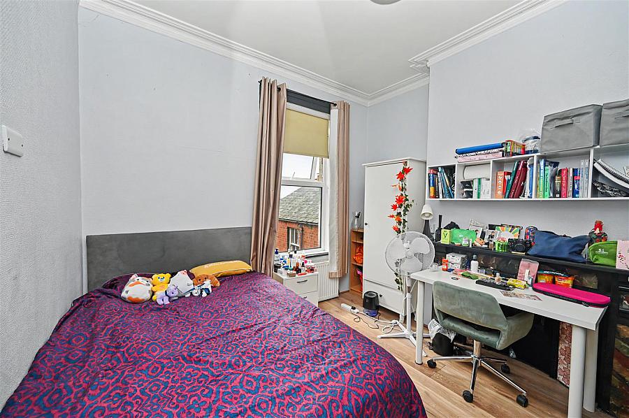 Room 2 9 Eglantine Avenue