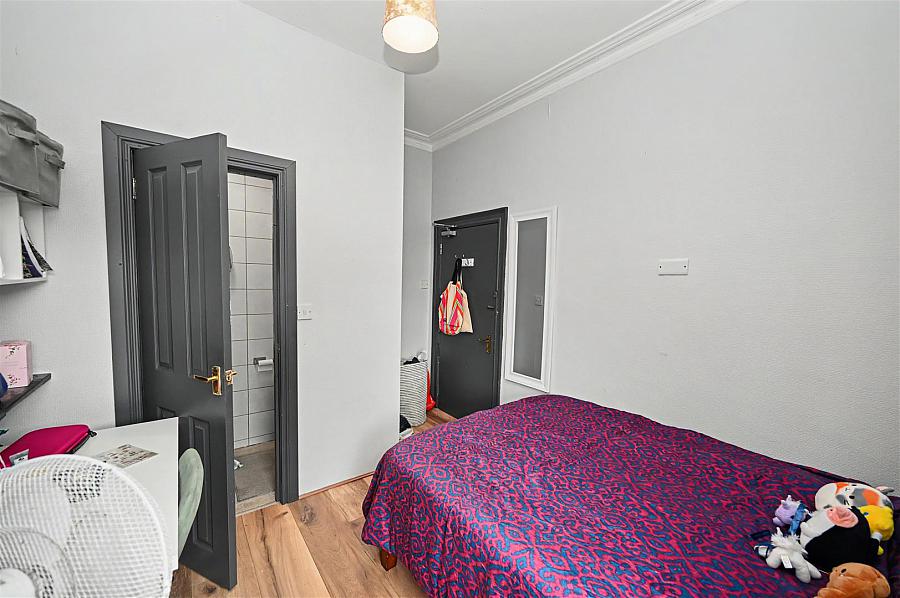 Room 2 9 Eglantine Avenue