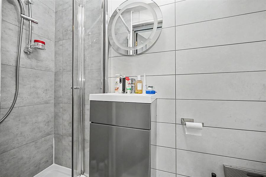 Room 2 9 Eglantine Avenue