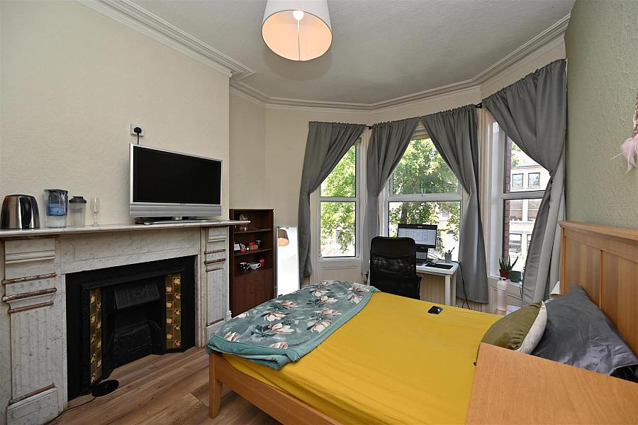Room 3 9 Eglantine Avenue