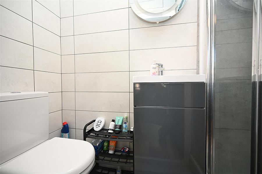 Room 7 9 Eglantine Avenue