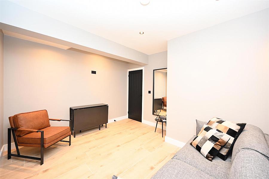 Apt 1 31 Wellesley Avenue