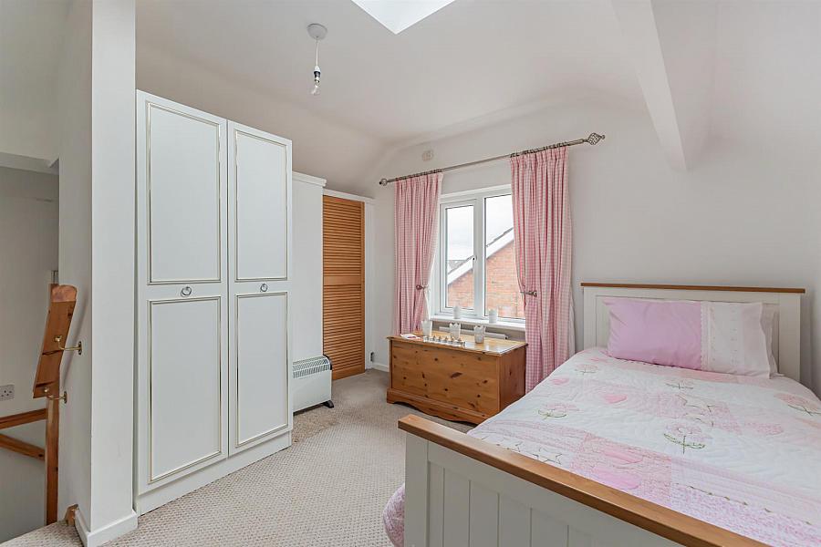19 Woodford Road
