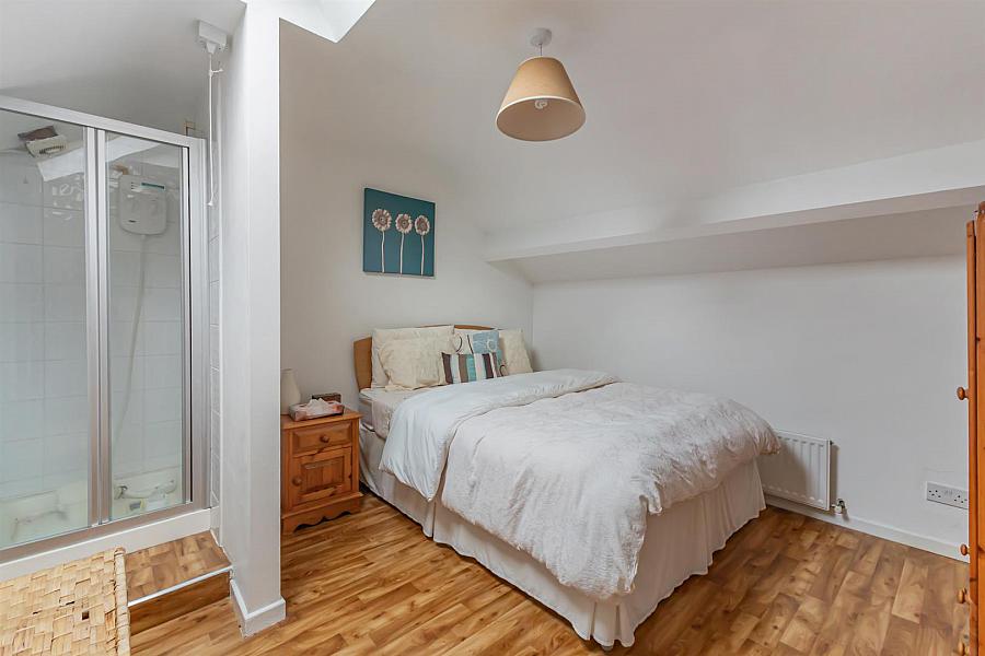 19 Woodford Road