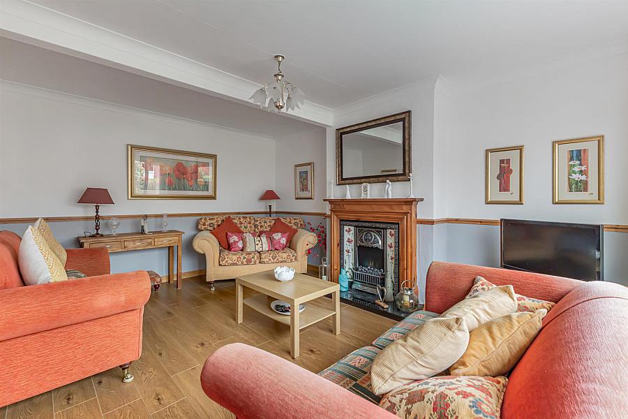 19 Woodford Road