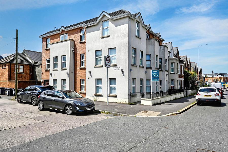 Apt 4, 1 Woodcot Avenue