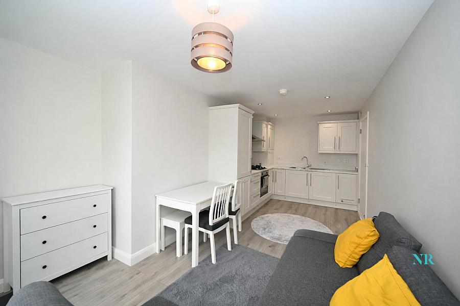 Apt 4, 1 Woodcot Avenue