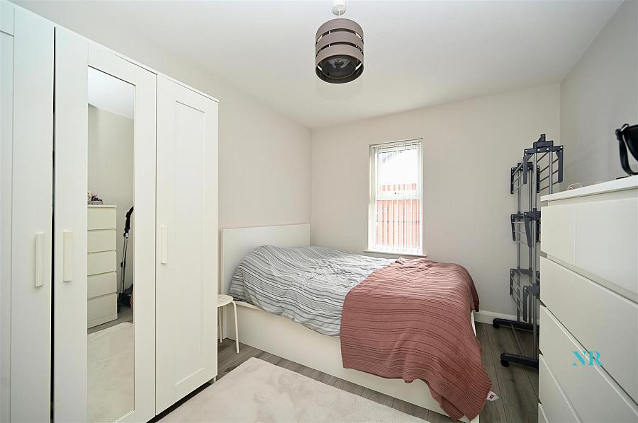 Apt 4, 1 Woodcot Avenue